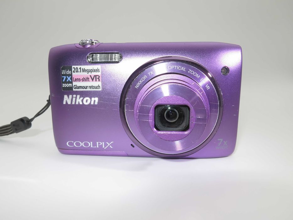 Nikon Coolpix S3500 ултра компактен фотоапарат в страхотен лилав цвят, 20MP цифрова камера 7х оптичен зум, напълно тествана и работи отлично