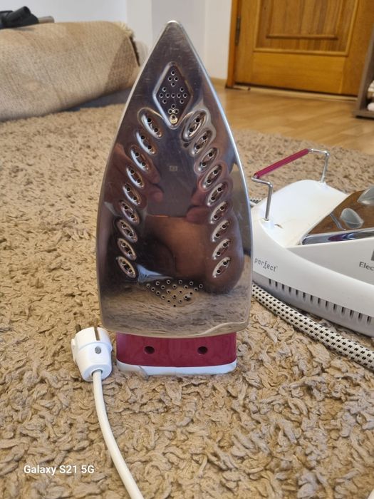 Vând statie de călcat Electrolux