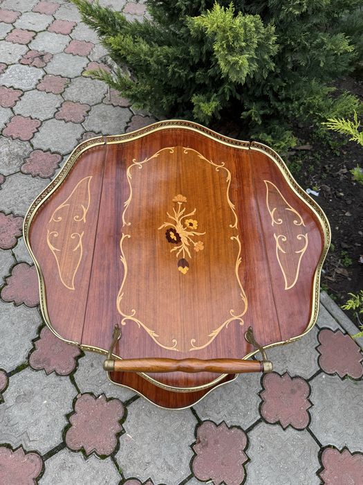 Gheridon deosebit din lemn cu intarsii si elemente alama