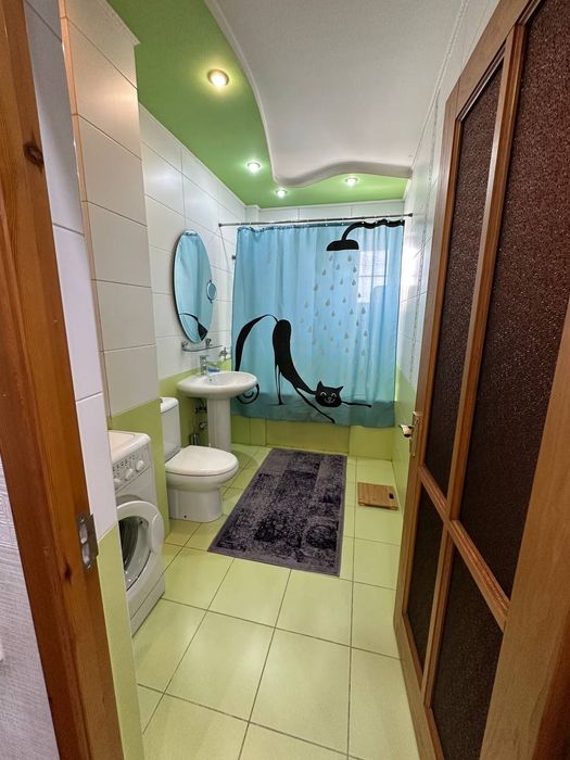 Сдаю квартиру свою
2 х комнатную 
В центре города 
С мебелью 
С техник