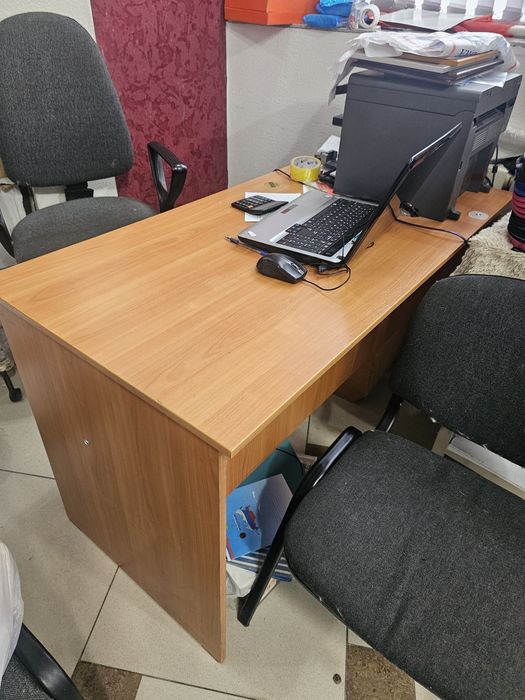 Офисный стол с ящиками