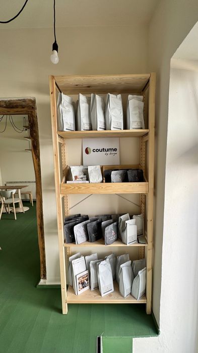 Vand 2 rafturi lemn ikea, folosite 3 luni