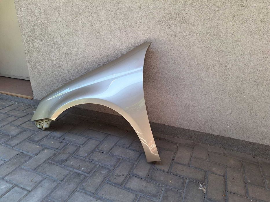 Aripa Fata Stanga VW Jetta 3 III An 2005-2011 Vopsita Auriu
