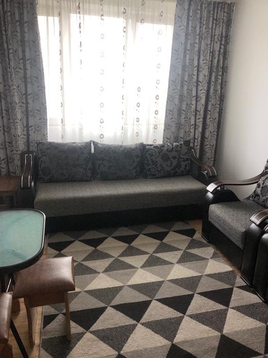 Inchiriez apartament 4 camere.