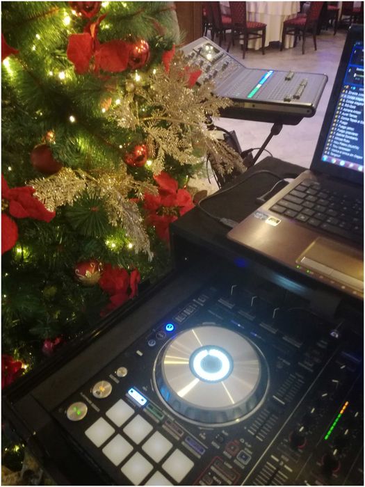 Dj şi MC evenimente (echipament profesional sunet şi lumini)
