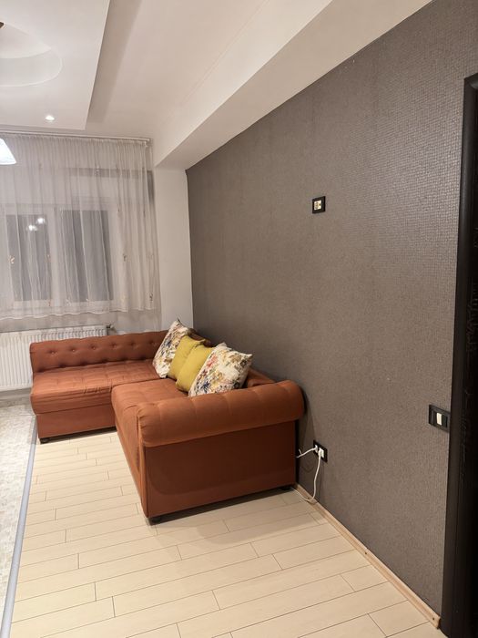 Proprietar inchiriez  2 camere cu loc de parcare