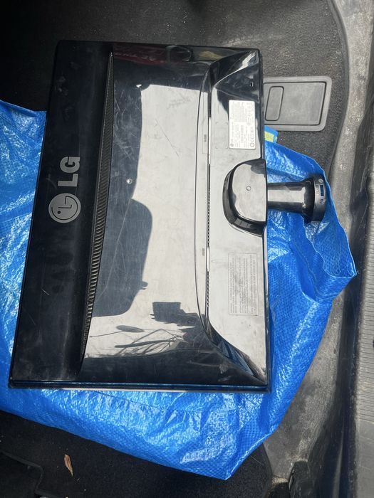 Продавам LG монитор с подарък