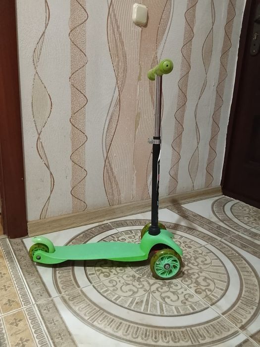 Самокат детский   на колесах