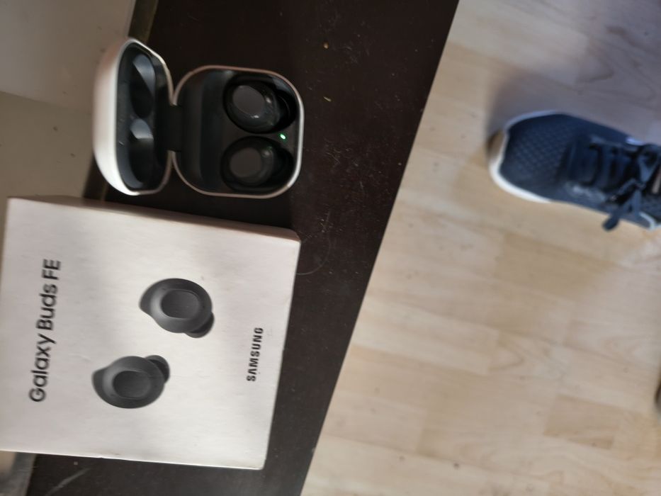 Vând căști samsung de 2 ori le încărcat de proba merg foarte bine preț 250 ron
