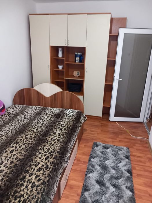 Inchiriez garsoniera Casa Cartii