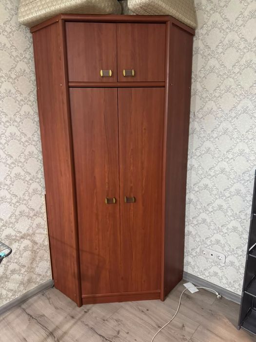 Угловой шкаф.