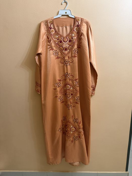 Rochie orientală tip kaftan – broderie manuală