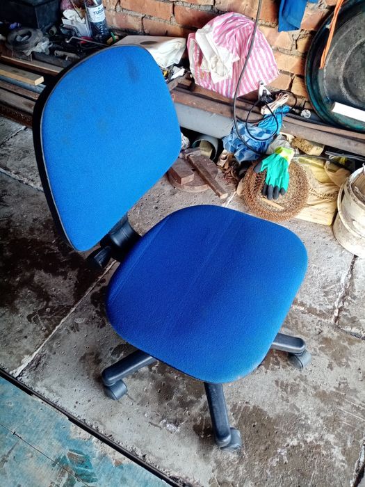 Продаётся кресло стулья нормальном состояние количества 2 штуки  3500т