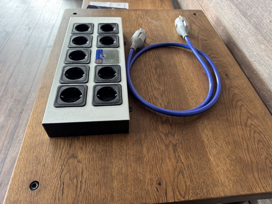 Чисто нов захранващ филтър IsoTek EVO3 Corvus + кабел Premier (9 гнезда)