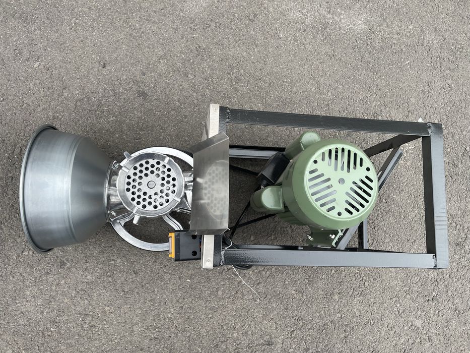 Masină de tocat carne din aluminiu cu motor Nr 32  2,5 kW /1400 rpm,