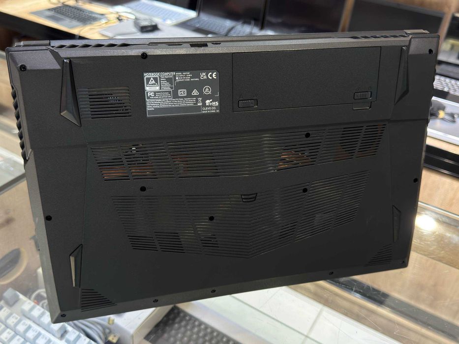 System76 Gazellen Core i7-11800H ram 16 ssd 256 RTX 3060 6 gb