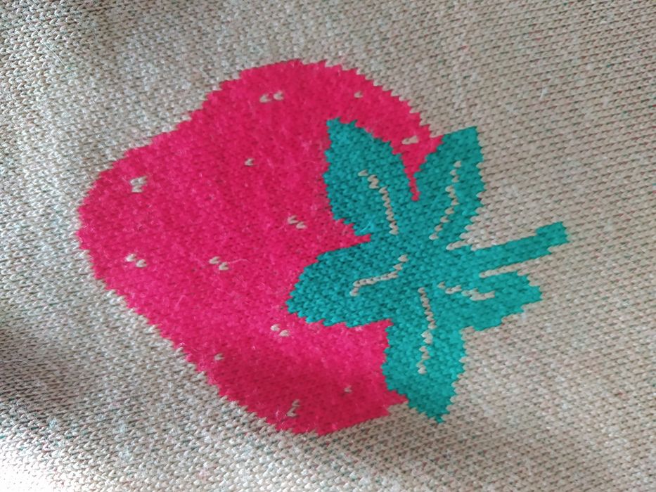 Прекрасен бежов пуловер с ягоди