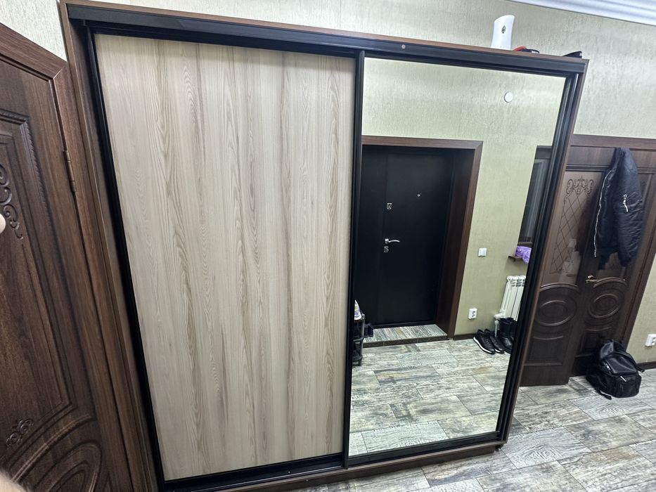 Продам купейный шкаф с зеркалом