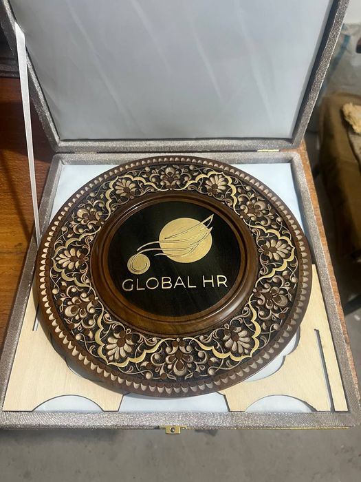 Тарелка ручной работы в подарочной коробке.