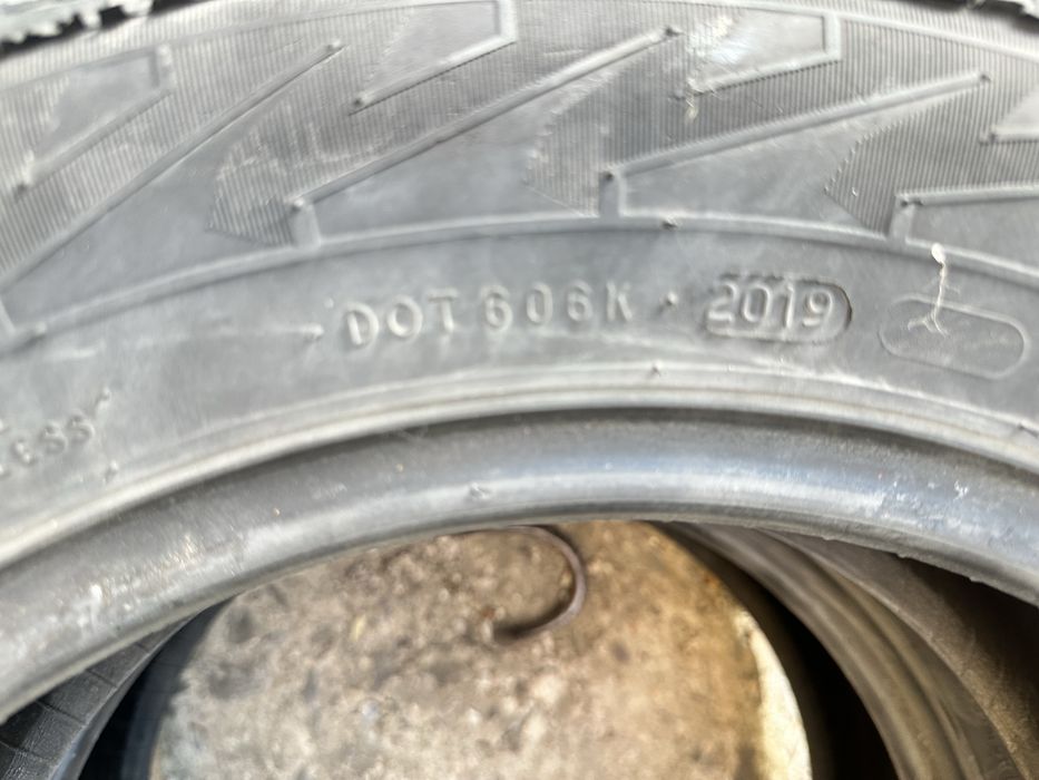 Продается комплект зимней резины R15