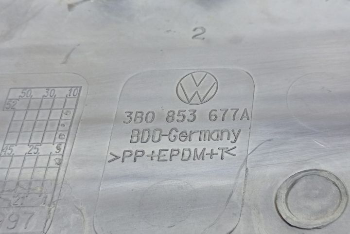 Grila  bara fata 3B0853677A Volkswagen VW Passat B5
