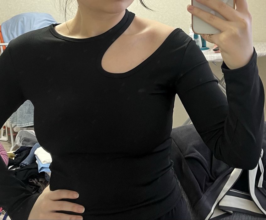 Лонгслив с вырезом