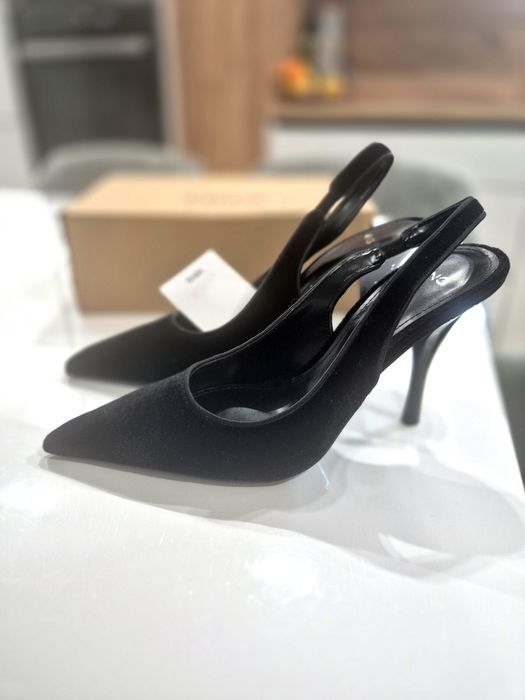 Стилни велурени токчета Mango