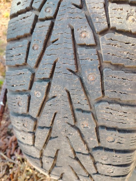 Продам зимние шины б/у 245/70 R16