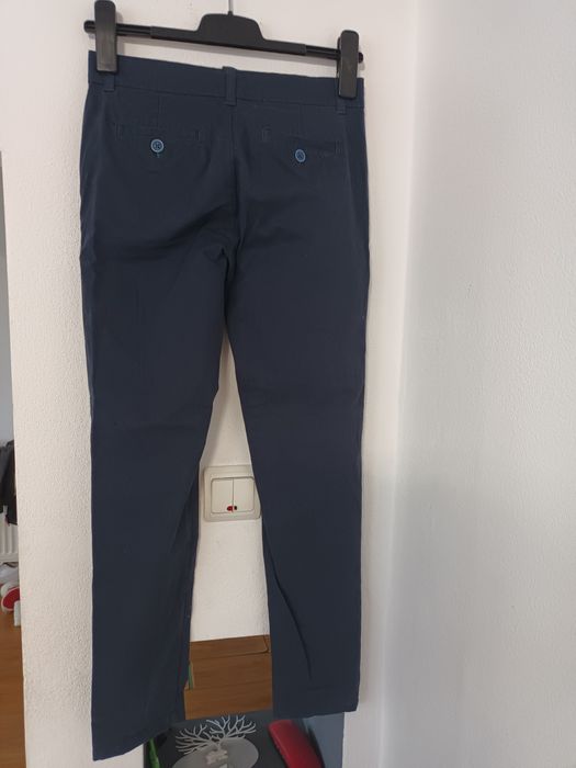 Pantaloni slim fit de culoare bleumarin