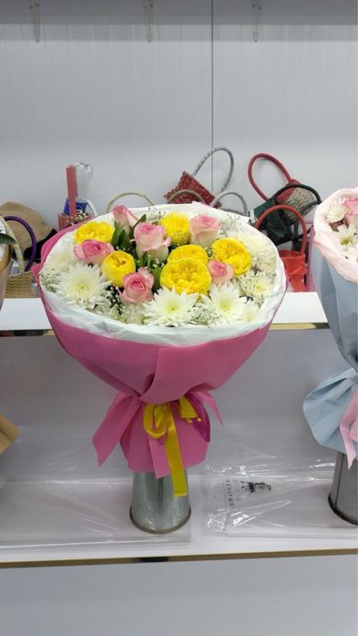 Pionavidniy gullar lola atirgul buket oq qizil atirgul