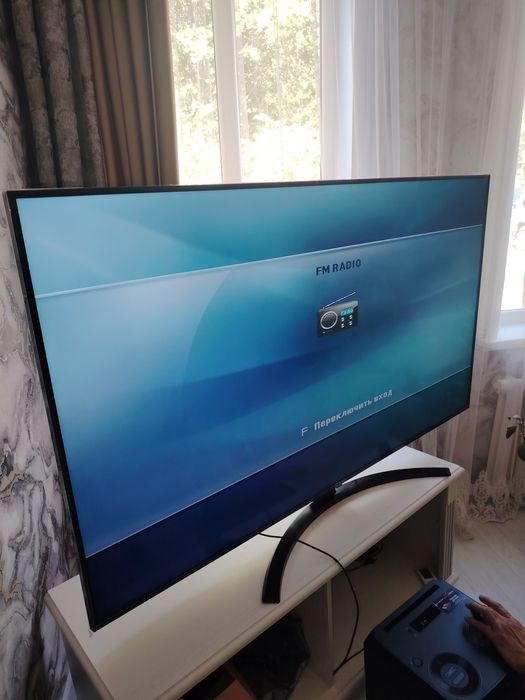 Продам большой телевизор смарт