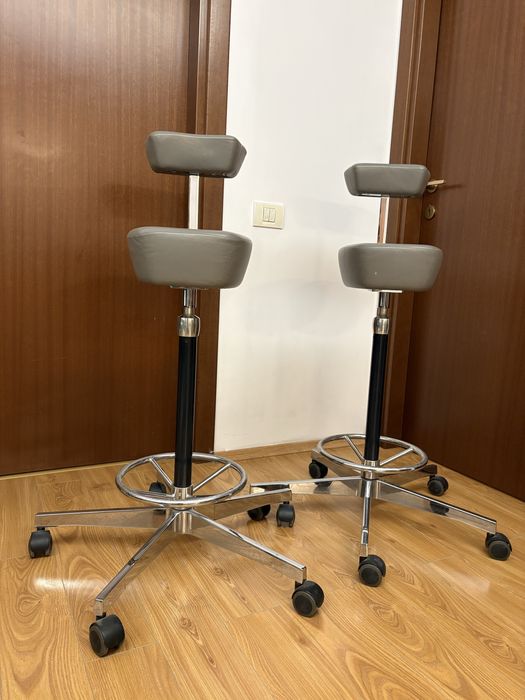 Vand 2 scaune de bar