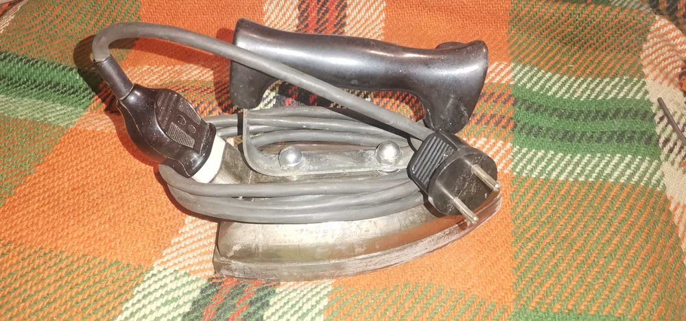 Работеща ютия от времето на соцс