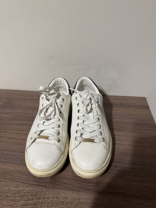 Бели обувки Guess VIBO
