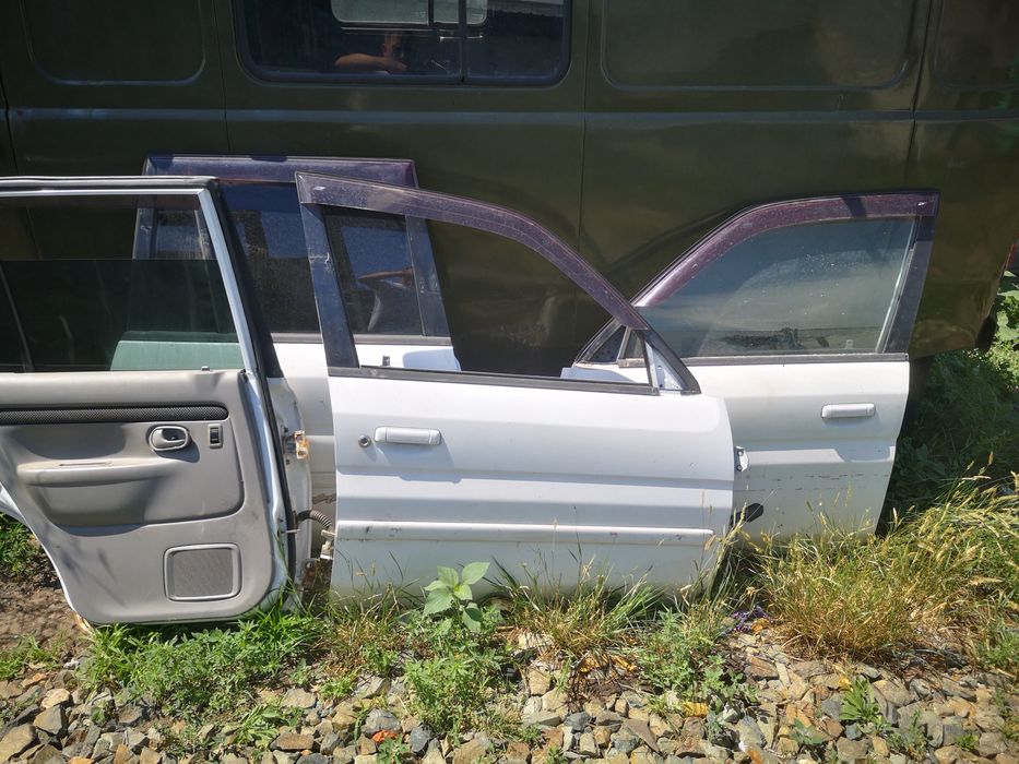 Мазда Демио 2000 гв, двери в сборе.
