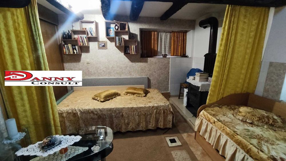 Стара къща с двор и кладенец в с. Балван