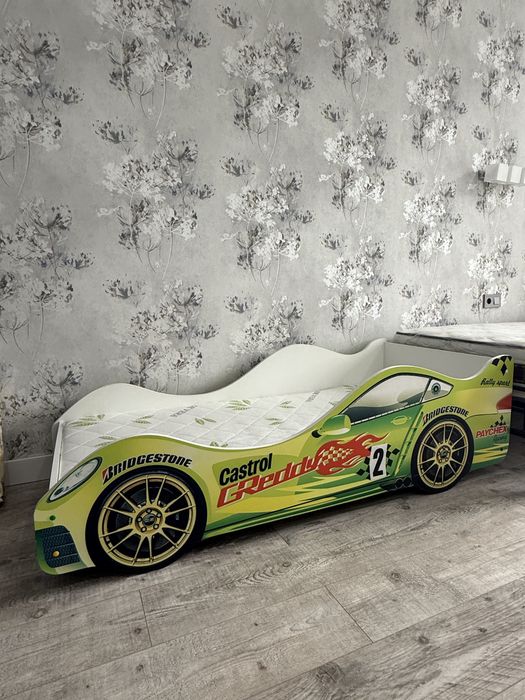 Деьская кровать машинка