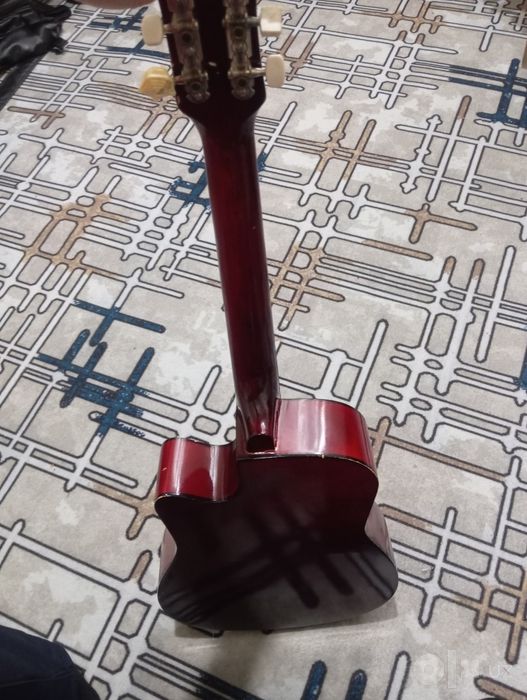 Gitara sotiladi, hamma simlari yangi