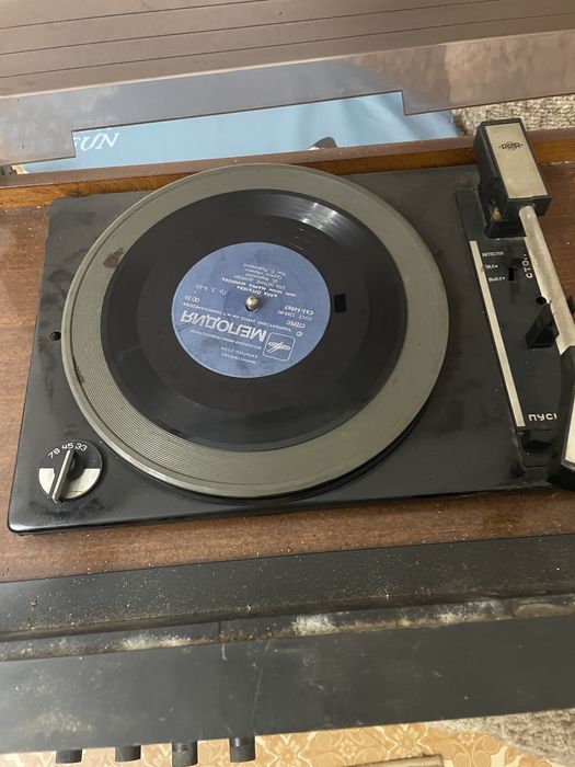 Продам виниловый проигрыватель
