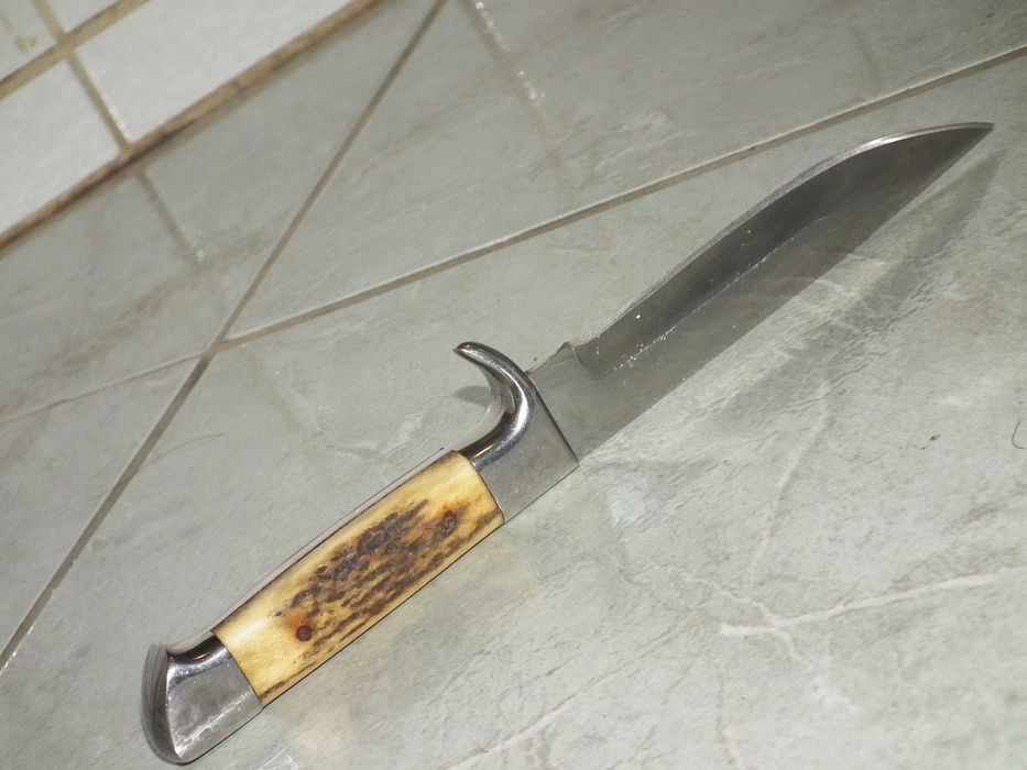 Cutit de vánátoare maghiar cu plásele din corn Magyar Diósgyőri Művek (Diósgyőri Acélművek)