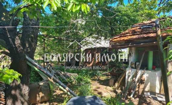 Къща с двор в Центъра на Дебелец