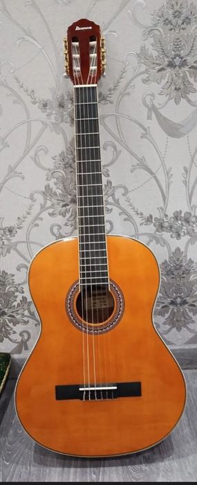 Yangi ishlatilmagan gitara sotiladi