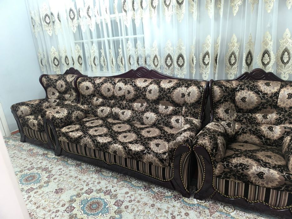 Диван с двумя креслами