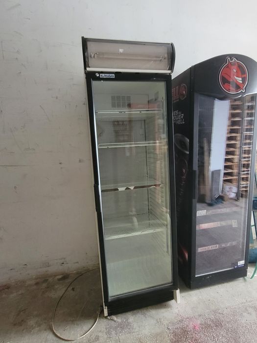 Doua vitrine frigorifice