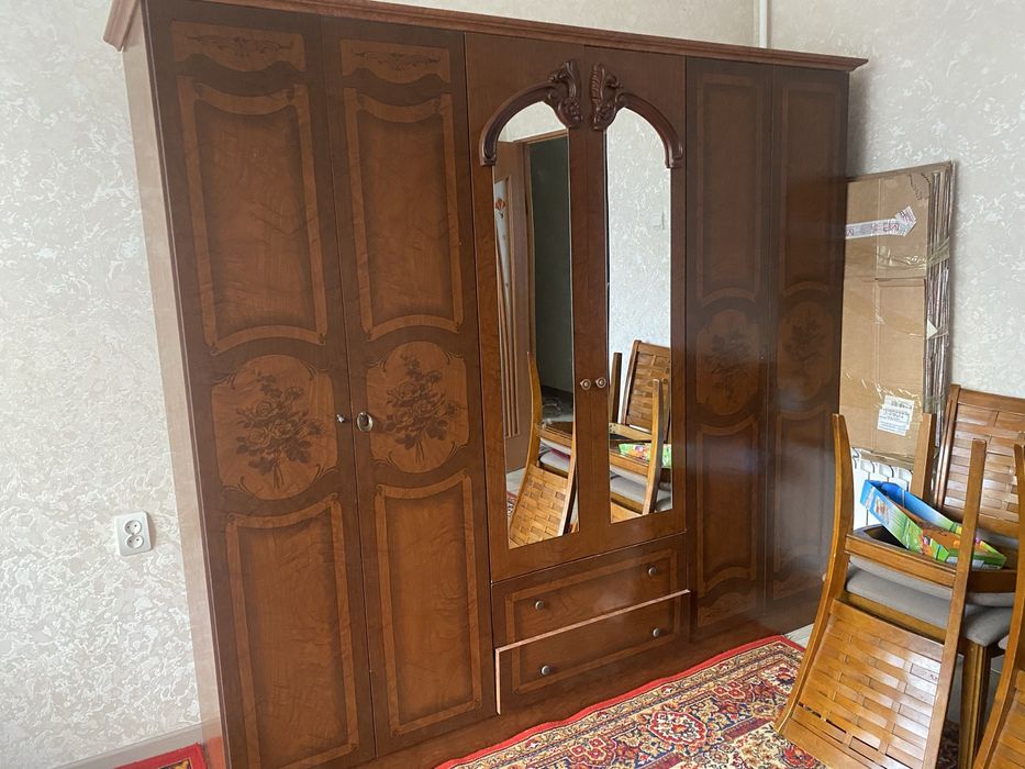 Шифоньер с 6 дверьями