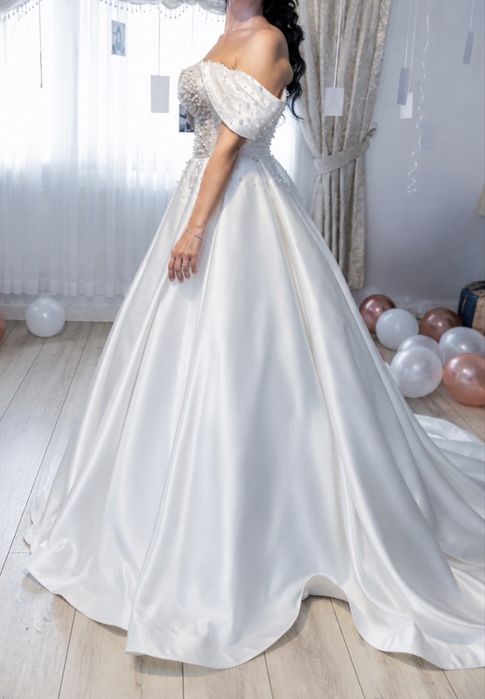 Rochie de mireasa unicat - satin premium , perle si cristale . Model atelier Turcia