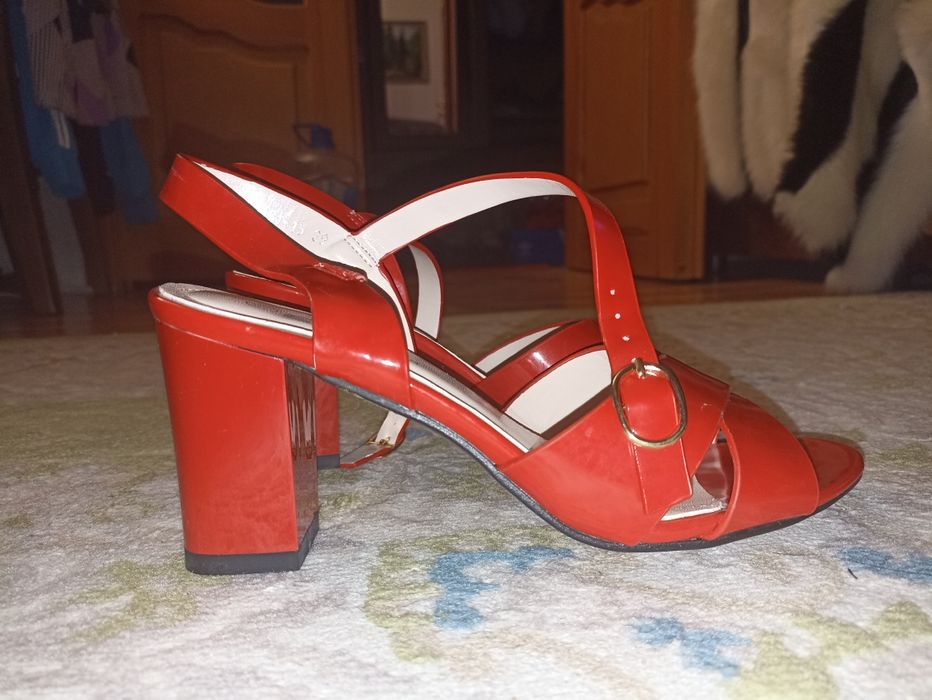 Продам туфли красные