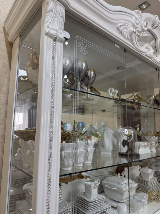 Шкаф витрина вместе с сервизом