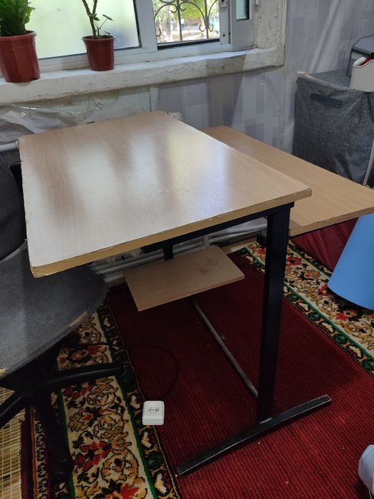 Kompyuter va o'qish stoli