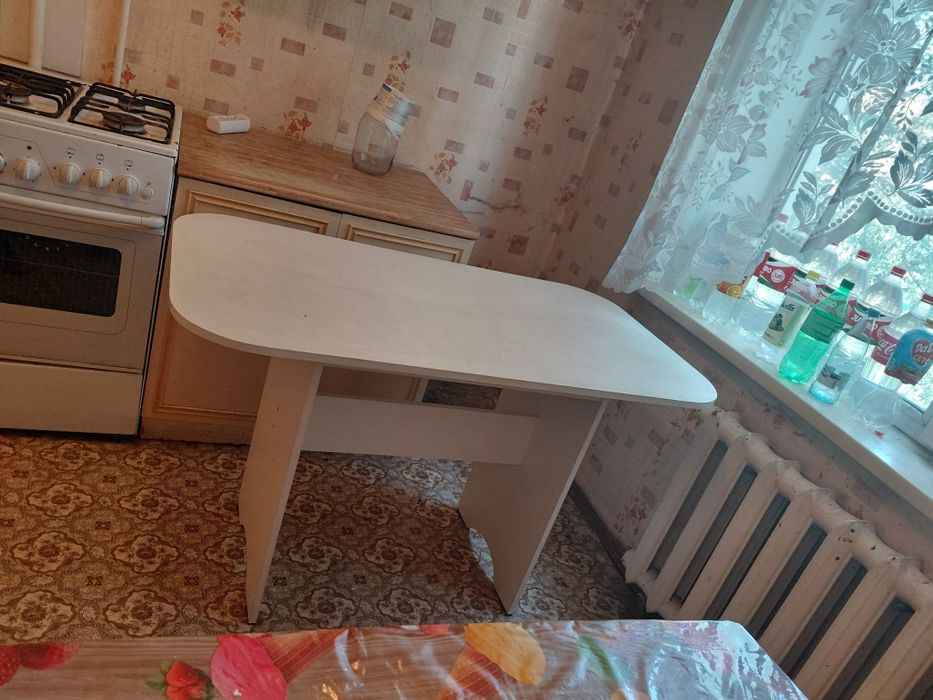 Продам кухонный стол, табуретки